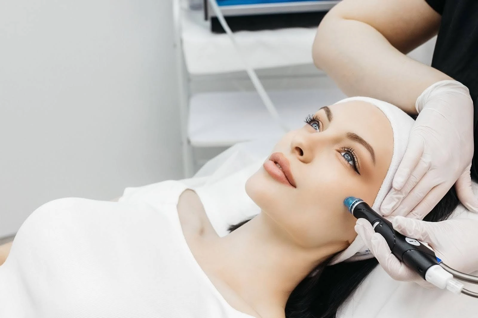 Mulher em tratamento facial com tecnologia avançada. Procedimento de estética para rejuvenescimento e cuidado da pele.