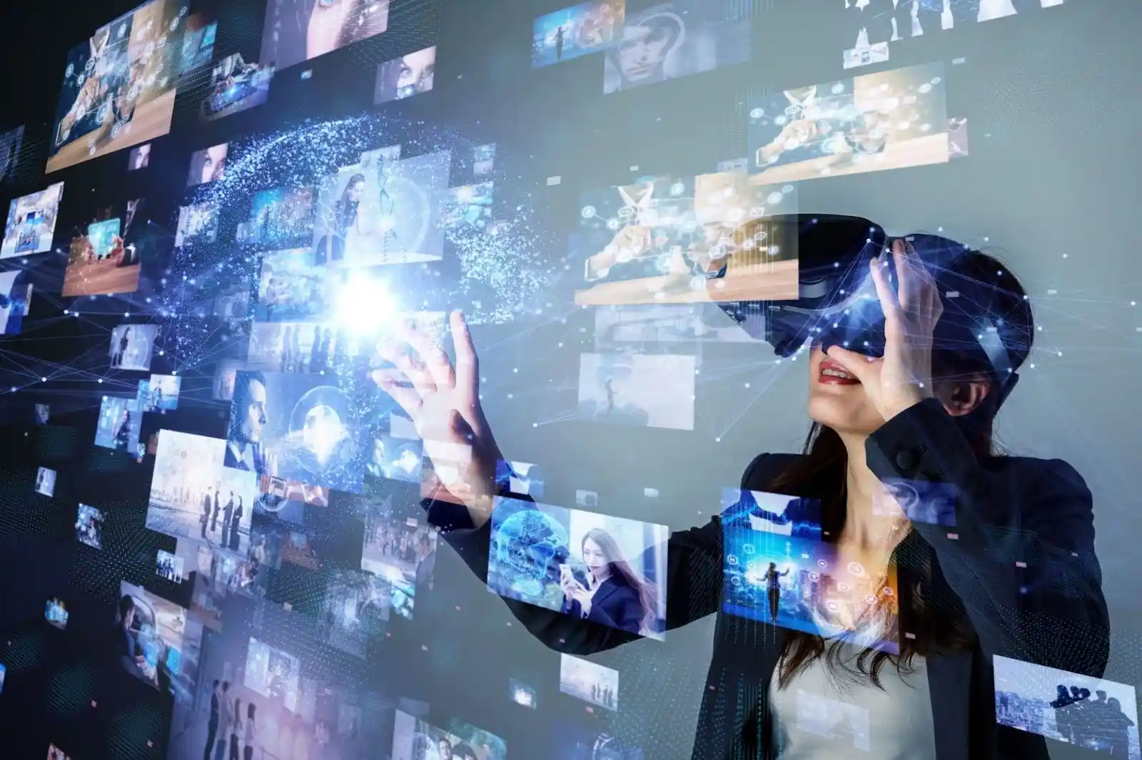 Mulher usando óculos de realidade virtual interagindo com um ambiente digital repleto de imagens e informações, representando a tecnologia imersiva.