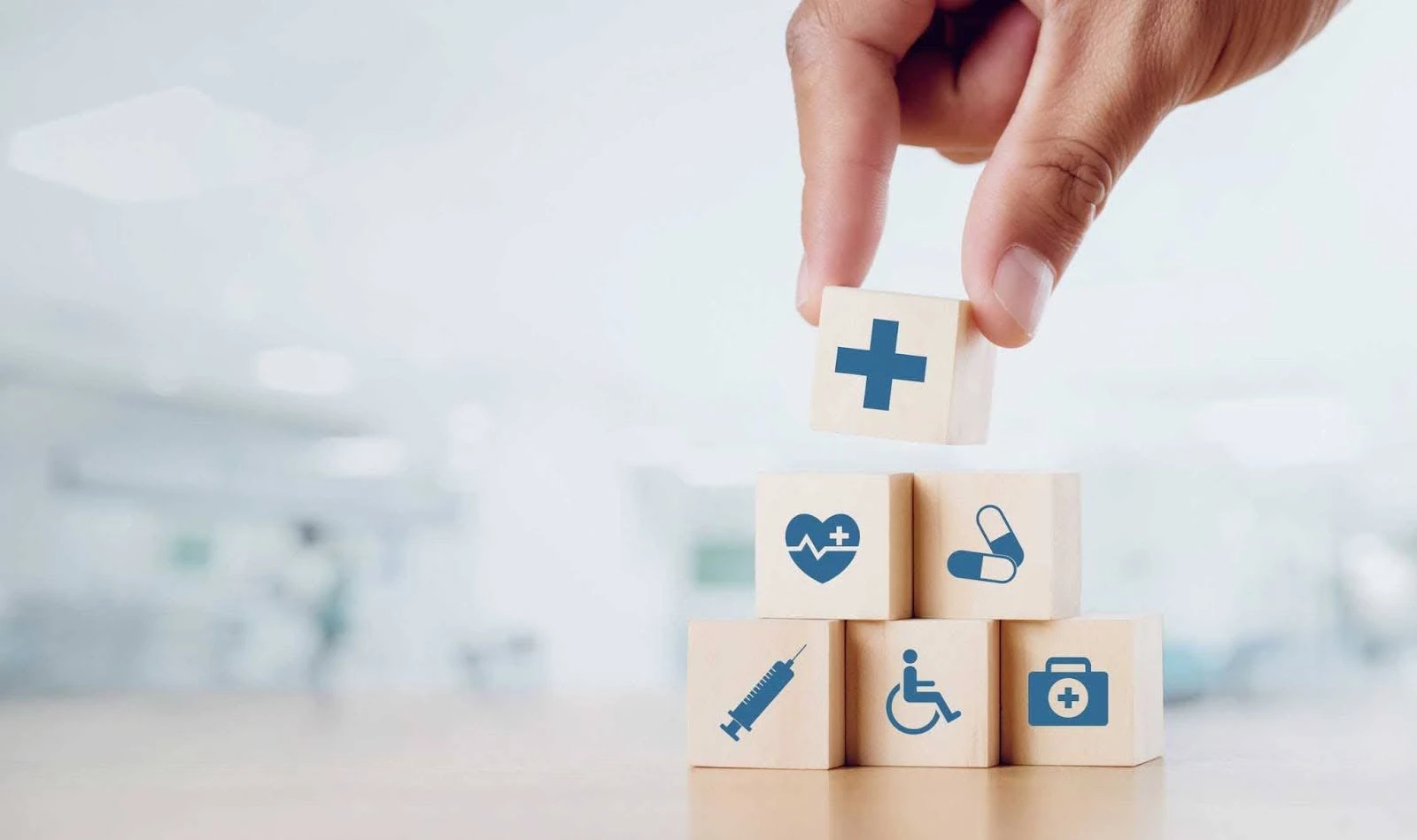 Imagem representa a construção de um sistema de saúde saudável, com blocos ilustrando cuidados médicos e saúde.