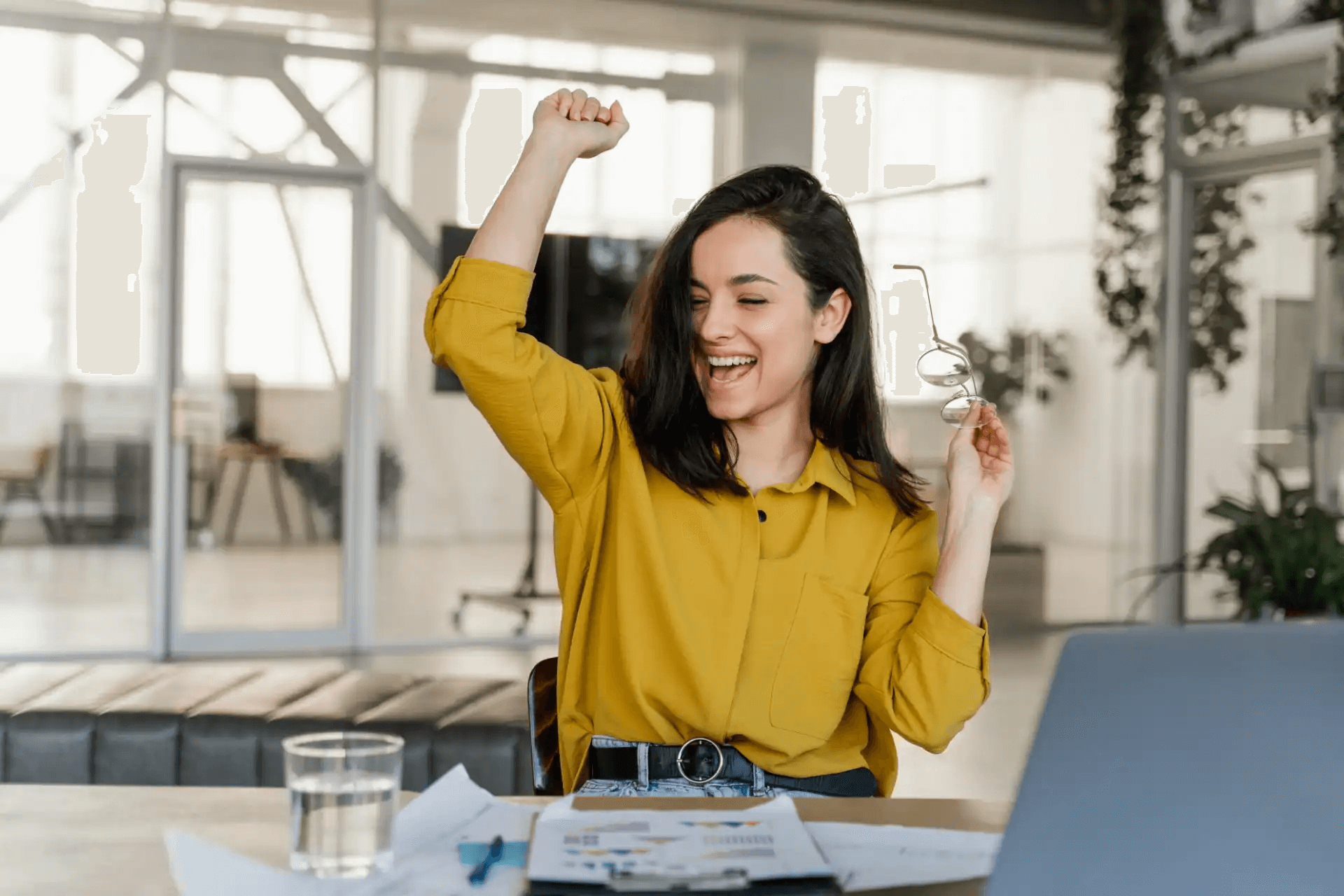 Mulher feliz celebrando oportunidades de educação continuada em ambiente de escritório moderno