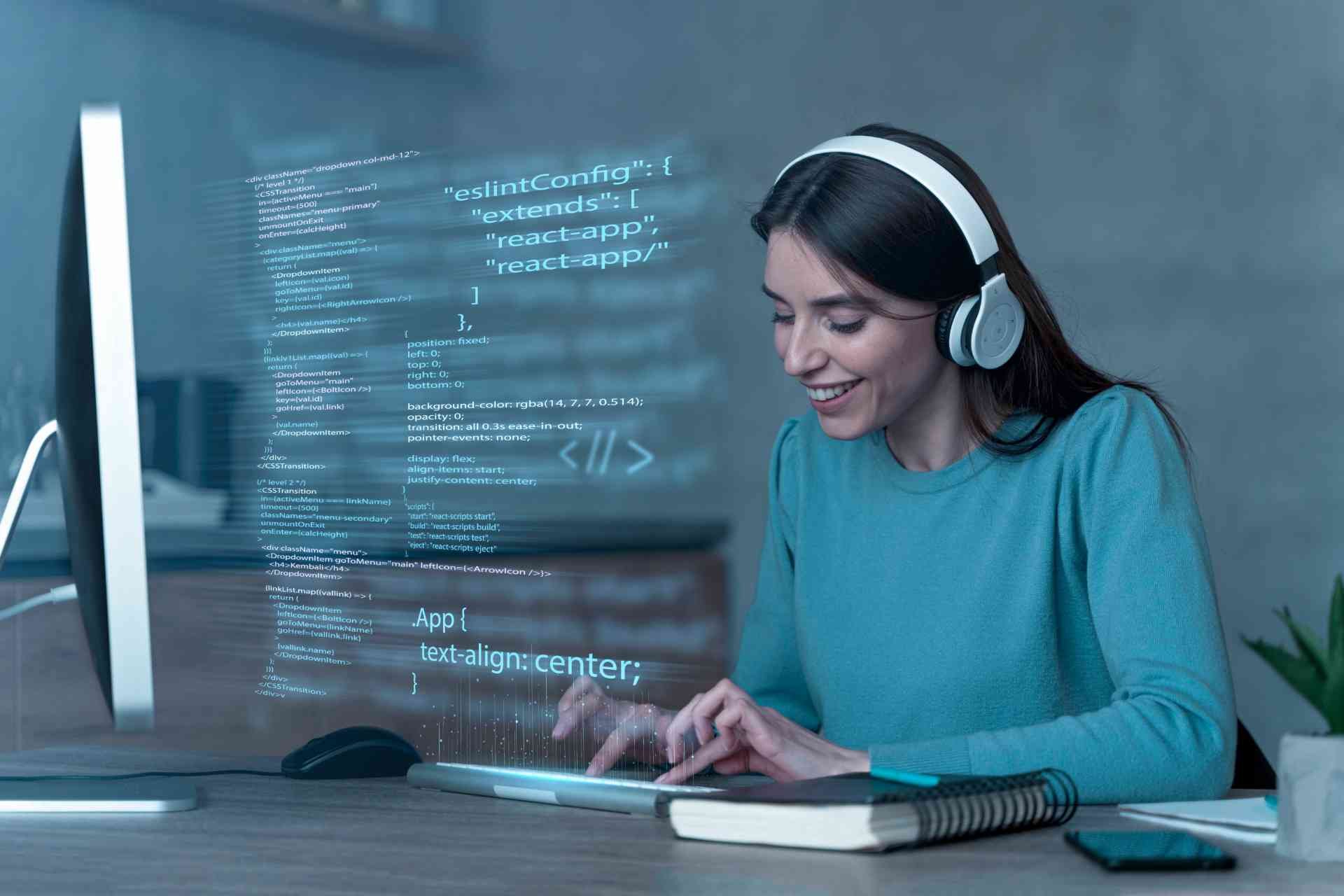 Profissional de TI mulher trabalhando com código de programação holográfico, usando fone de ouvido, em ambiente de escritório moderno.