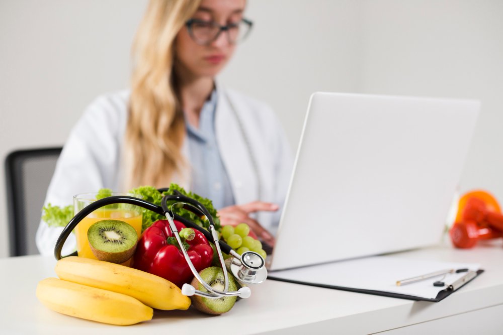 nutricionista fazendo uma dieta saudável
