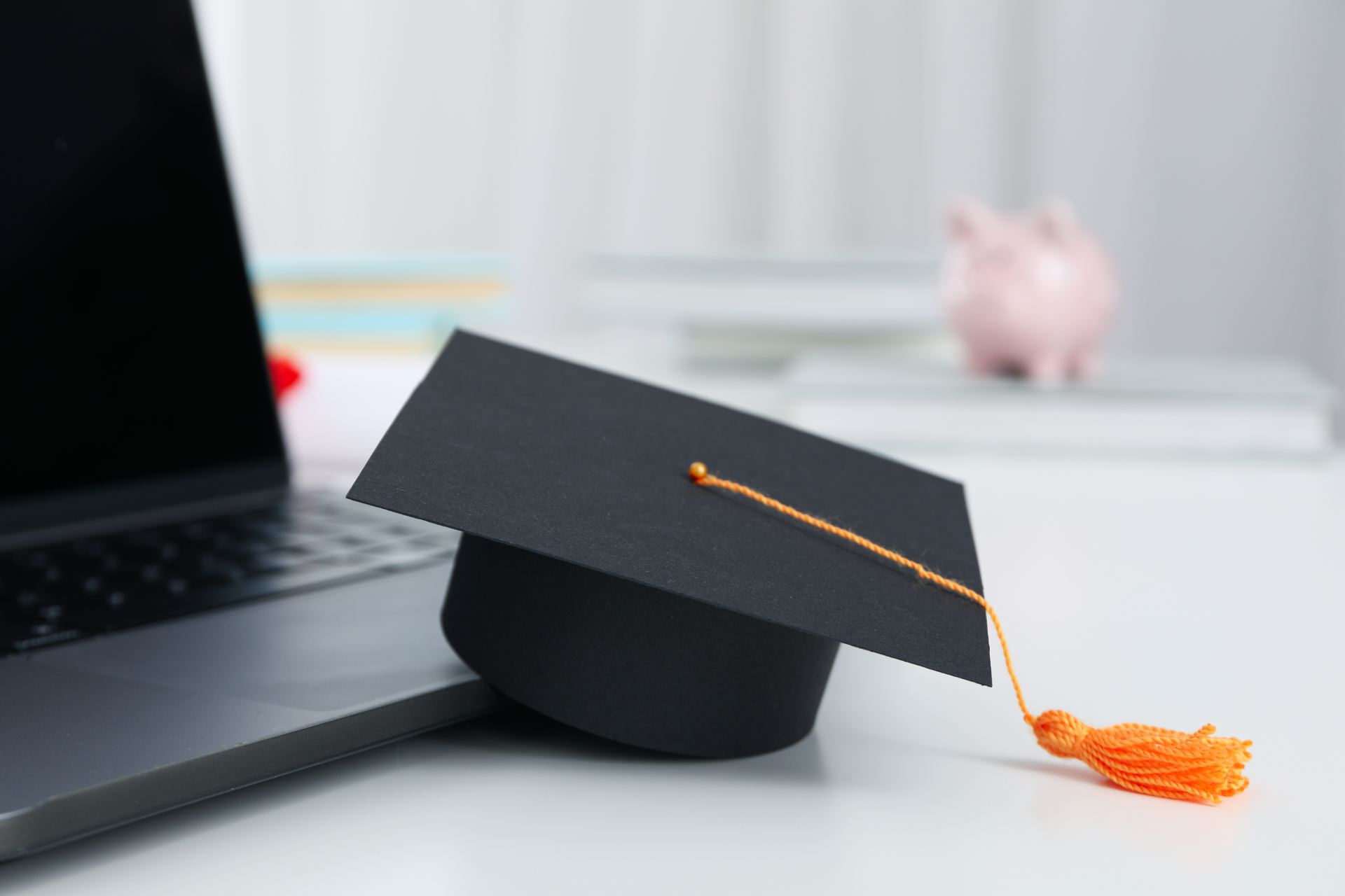 Diploma EAD tem o mesmo valor do presencial? Entenda as regras e o mercado