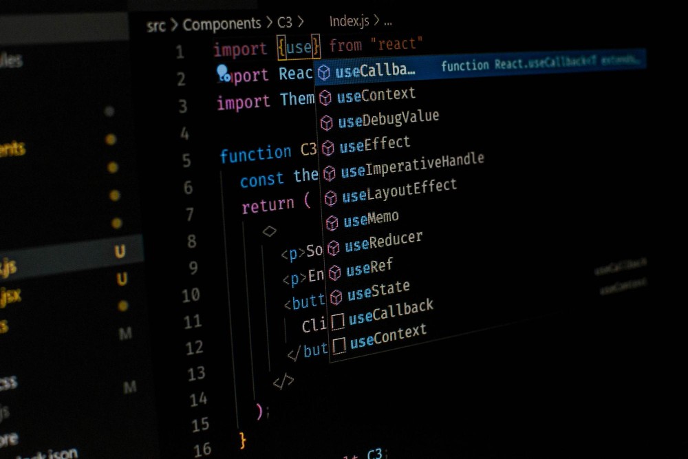 Tela de código em um editor de programação com destaque em funções React, incluindo hooks como useState, useEffect, useRef e useContext, em ambiente escuro.